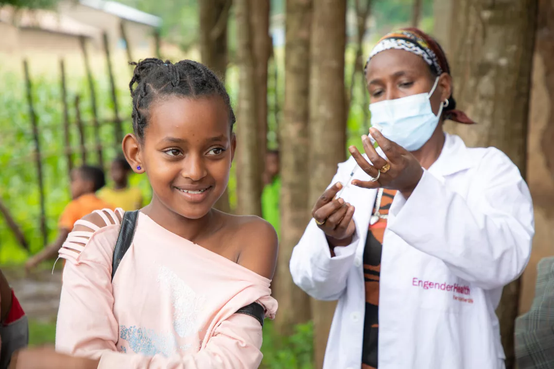 Una niña de 12 años en Etiopía recibe la vacuna contra el VPH para protegerse del riesgo de infecciones por VPH y cánceres relacionados.